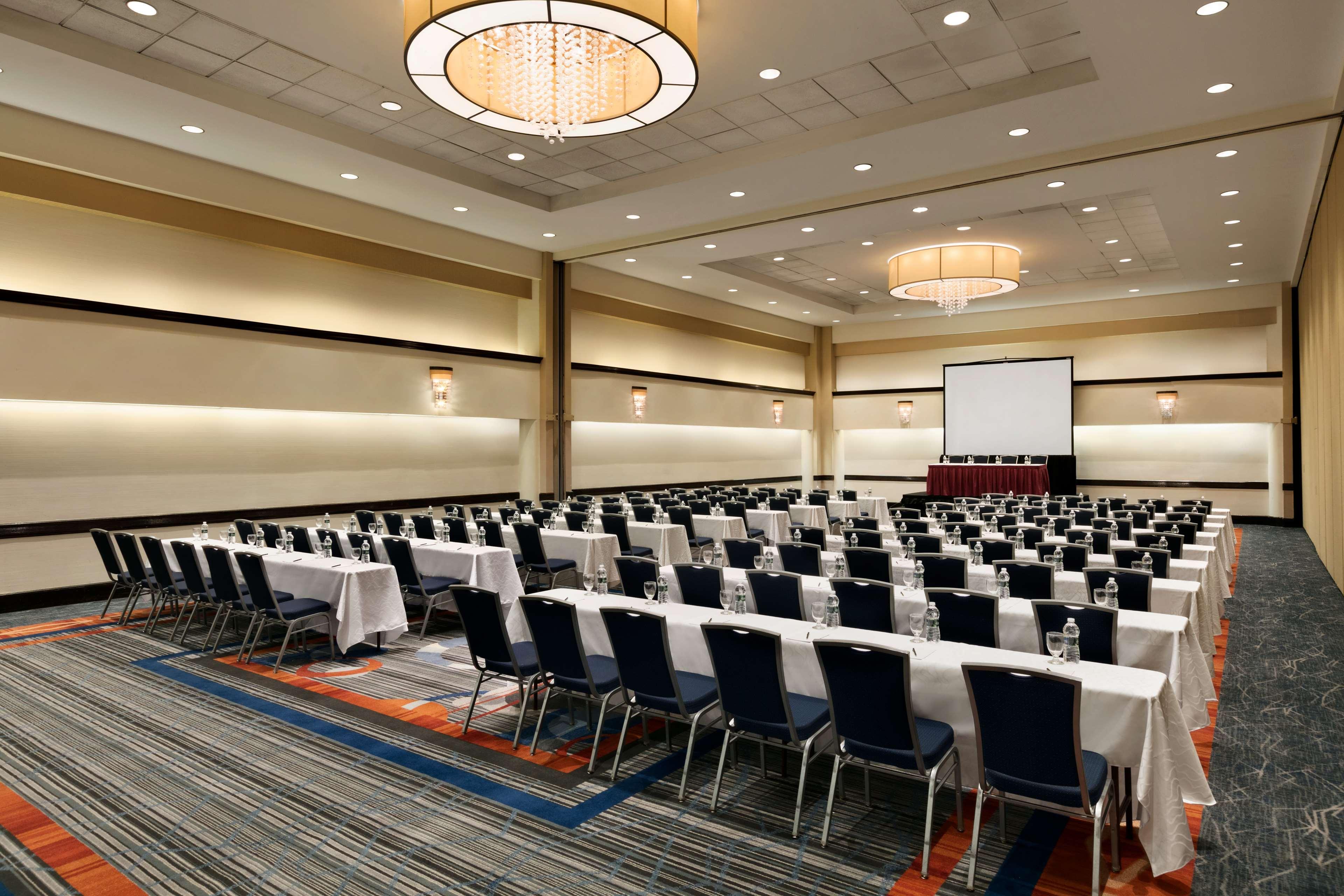 Hilton Long Island/Huntington Hotel Melville Exterior photo