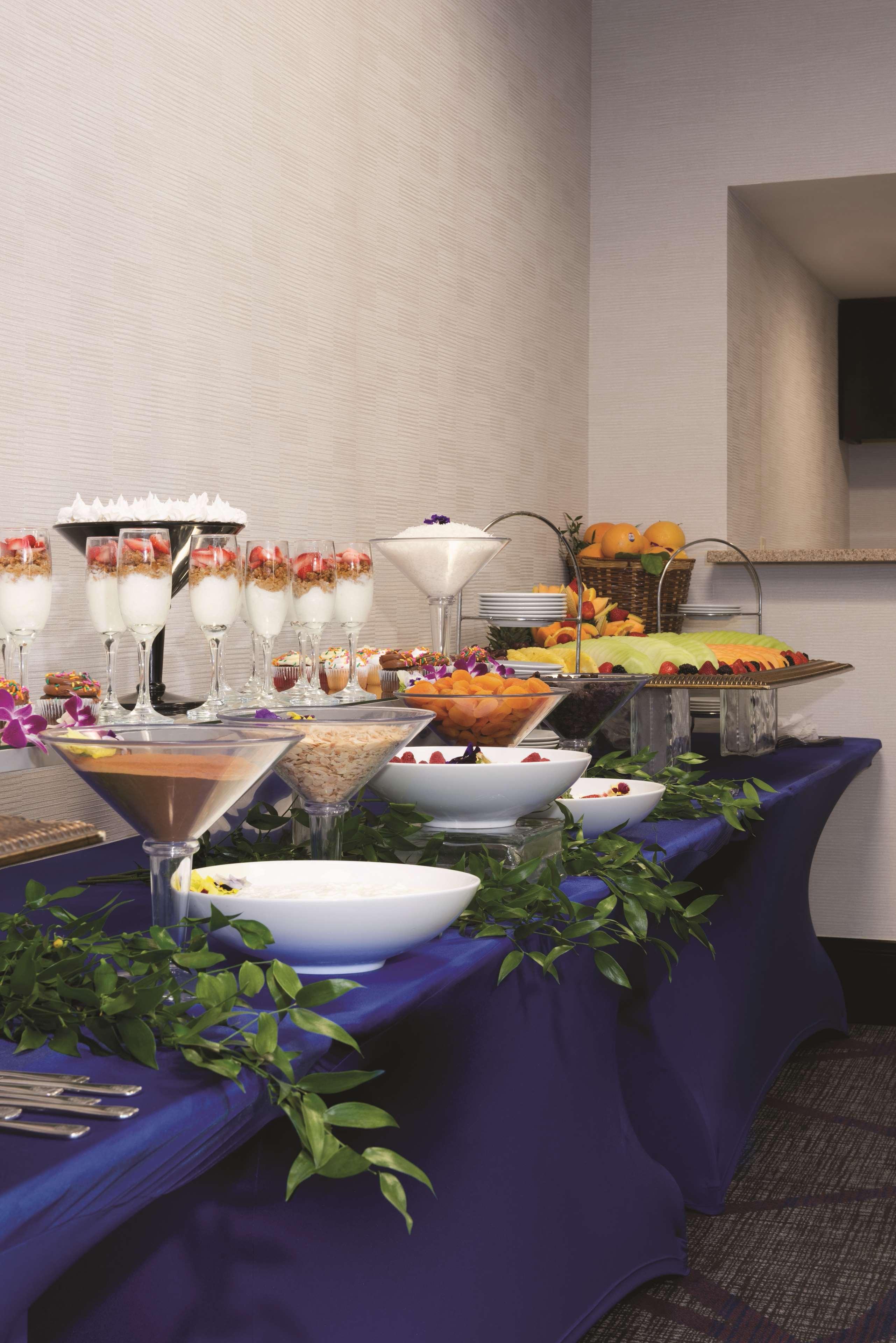 Hilton Long Island/Huntington Hotel Melville Restaurant photo